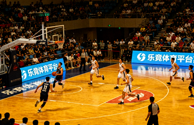 乐竟体育平台介绍配图：篮球场馆内的比赛进行中